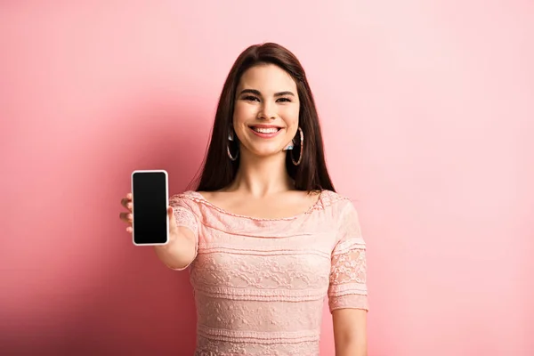 Happy Girl Smiling Camera While Showing Smartphone Blank Screen Pink — Stock Photo, Image