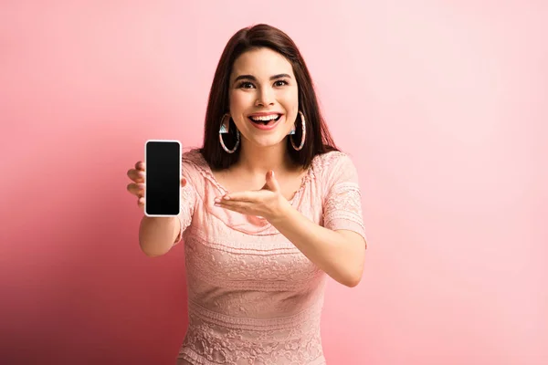 Ragazza Eccitata Che Punta Smartphone Con Schermo Bianco Sfondo Rosa — Foto Stock