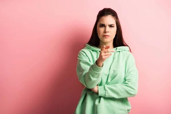 Chica Disgustada Señalando Con Dedo Mientras Mira Cámara Fondo Rosa — Foto de Stock