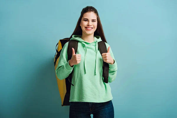 Mujer Entrega Feliz Mostrando Pulgar Hacia Arriba Mientras Lleva Mochila — Foto de Stock