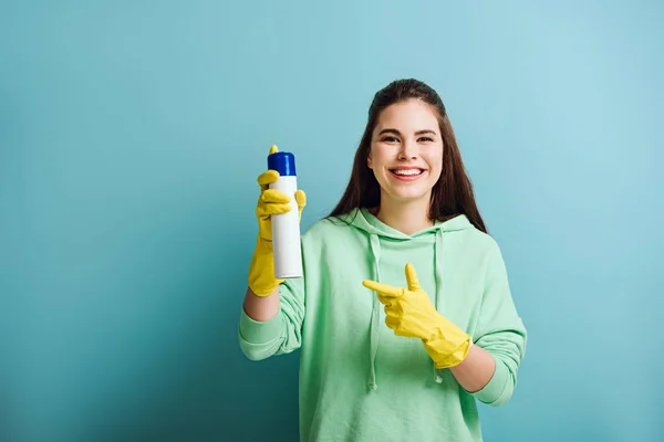 Glückliche Hausfrau Zeigt Mit Dem Finger Auf Lufterfrischer Auf Blauem — Stockfoto