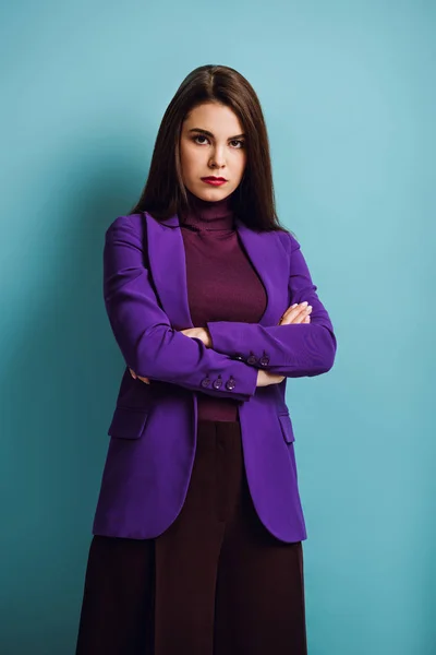 Displeased Girl Looking Camera While Standing Crossed Arms Blue Background — Stock Photo, Image