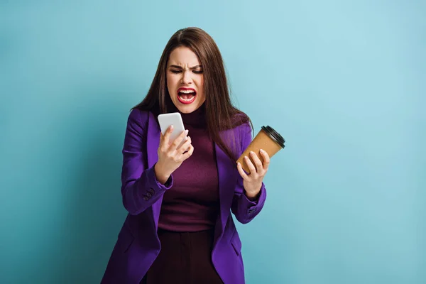 Chica Enojada Sosteniendo Café Para Gritando Durante Videollamada Teléfono Inteligente — Foto de Stock