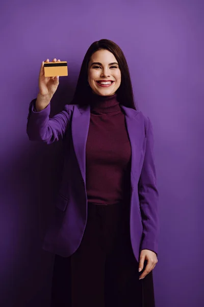 Feliz Mujer Elegante Sonriendo Cámara Mientras Que Muestra Tarjeta Crédito — Foto de Stock