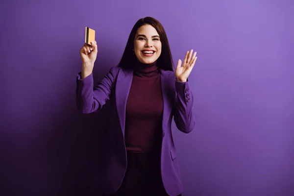 Cheerful Young Woman Waving Hand Smiling While Holding Credit Card — Stock Photo, Image