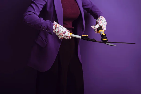 Przycięty Widok Kobiety Rękawiczkach Roboczych Nożyczkami Ogrodowymi Fioletowym Tle — Zdjęcie stockowe