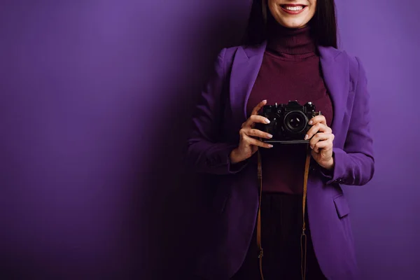 Vista Recortada Fotógrafo Sonriente Sosteniendo Cámara Digital Sobre Fondo Púrpura —  Fotos de Stock