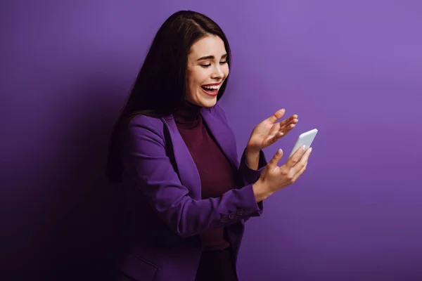 Opgewonden Meisje Staan Met Open Arm Lachen Terwijl Het Hebben — Stockfoto