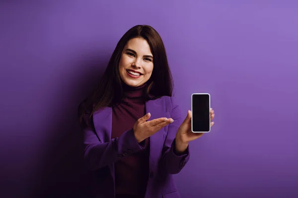 Cheerful Young Woman Pointing Hand Smartphone Blank Screen Purple Background — Stock Photo, Image