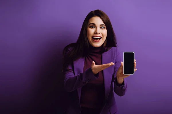 Chica Sorprendida Señalando Con Mano Teléfono Inteligente Con Pantalla Blanco — Foto de Stock