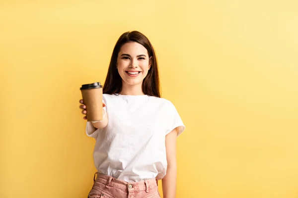 Gelukkig Aantrekkelijk Meisje Tonen Koffie Gaan Terwijl Glimlachen Camera Geïsoleerd — Stockfoto