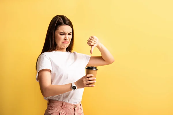 Unzufriedenes Mädchen Zeigt Daumen Nach Unten Während Kaffee Hält Auf — Stockfoto