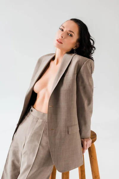 Mujer Elegante Sexy Traje Mirando Cámara Aislada Gris — Foto de Stock