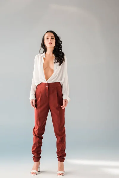 Attraente Sexy Donna Camicia Pantaloni Guardando Fotocamera Sfondo Grigio — Foto Stock