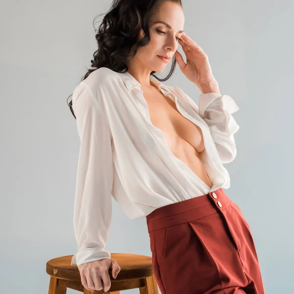 Mulher Atraente Sexy Camisa Calças Perto Banquinho Isolado Cinza — Fotografia de Stock