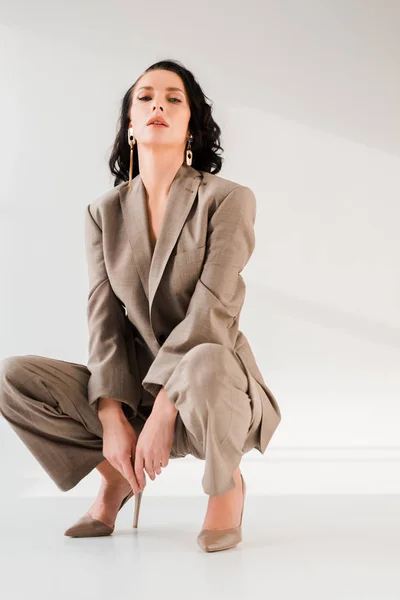 Stylish Woman Suit Looking Camera Grey Background — Stock Photo, Image