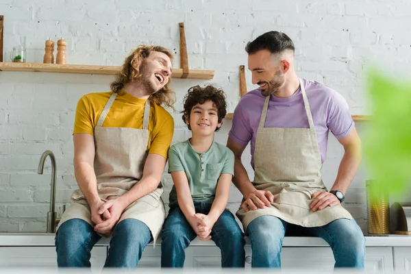 Избирательный Фокус Счастливых Гомосексуальных Родителей Улыбающихся Сыном Смешанной Расы — стоковое фото