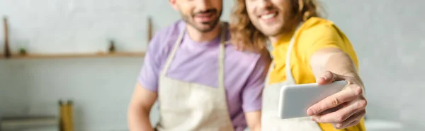 Panoramaaufnahme Glücklicher Homosexueller Männer Schürzen Die Ein Selfie Machen — Stockfoto