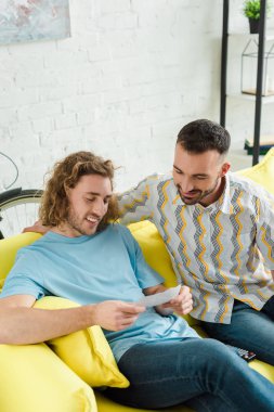 Mutlu homoseksüel erkekler ultrason taramasına bakıyor. 