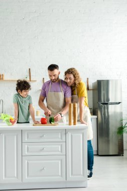 Homoseksüel erkekler tatlı melez çocukların yanında yemek pişiriyor evlat. 