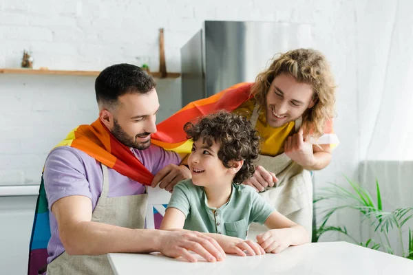 Felici Uomini Omosessuali Con Bandiera Arcobaleno Lgbt Vicino Carino Figlio — Foto Stock