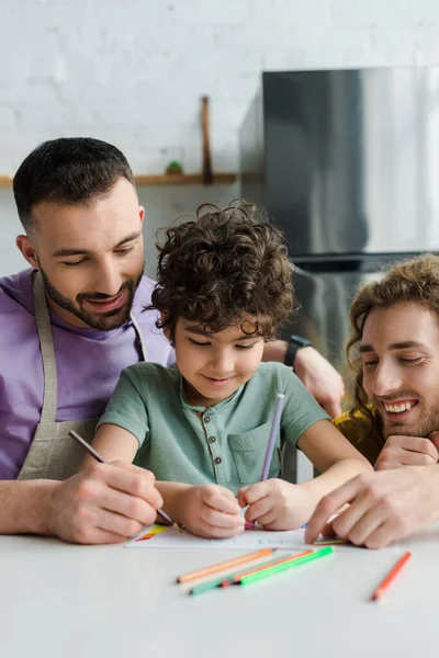 Feliz Mestizo Chico Dibujo Cerca Homosexual Padres —  Fotos de Stock