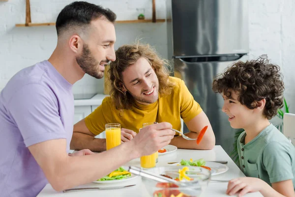 Feliz Homossexual Homem Alimentação Misto Raça Filho — Fotografia de Stock