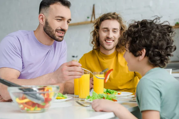 幸せな同性愛者の男は愛らしい混合人種の息子を食べ — ストック写真