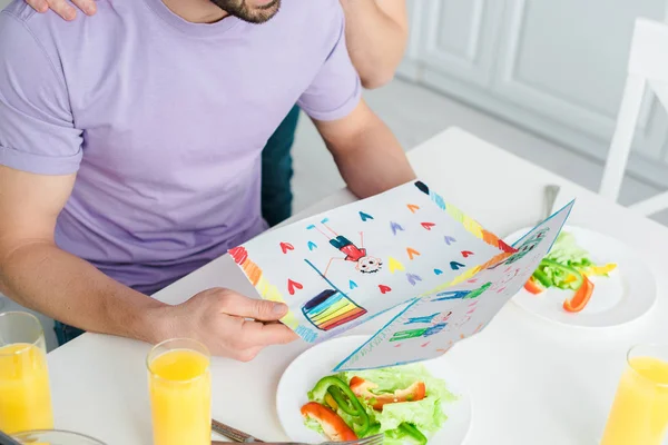 Visão Cortada Homens Homossexuais Segurando Papéis Com Desenho Perto Salada — Fotografia de Stock