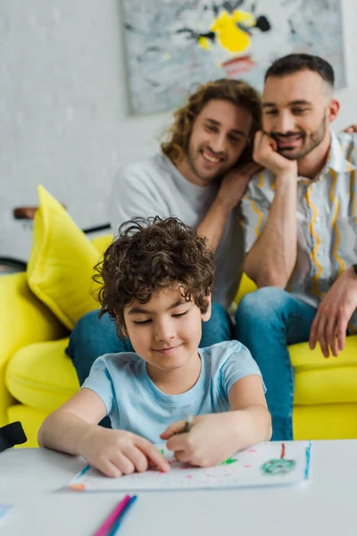 Enfoque Selectivo Raza Mixta Feliz Niño Dibujo Cerca Padres Homosexuales — Foto de Stock