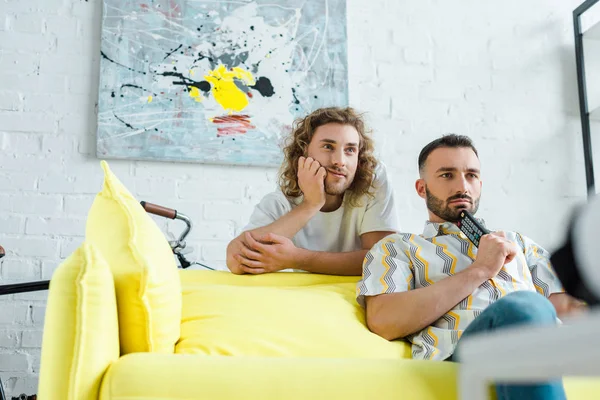 Selektiver Fokus Gelangweilter Homosexueller Männer Die Sich Film Wohnzimmer Ansehen — Stockfoto