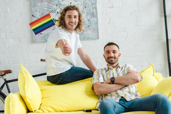 Alegre Homosexual Hombres Sonriendo Cerca Lgbt Bandera Sala Estar —  Fotos de Stock