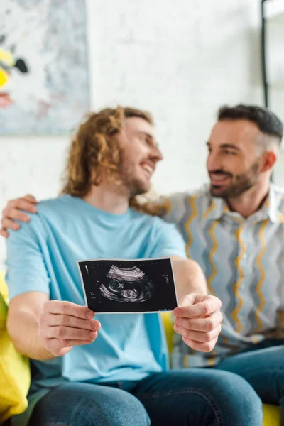 Enfoque Selectivo Hombres Homosexuales Felices Sosteniendo Ultrasonido Escanear Mirándose Entre — Foto de Stock