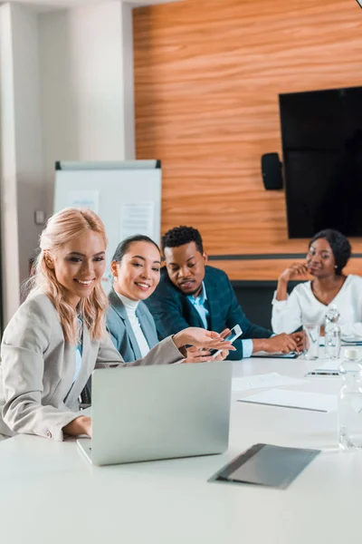 Foco Seletivo Empresários Multiculturais Sorridentes Sentados Sala Conferências Olhando Para — Fotografia de Stock