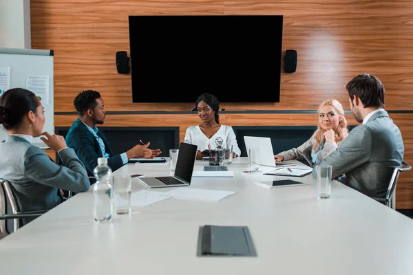 Jovens Empresários Multiculturais Conversando Durante Reunião Sala Conferências Com Tela — Fotografia de Stock