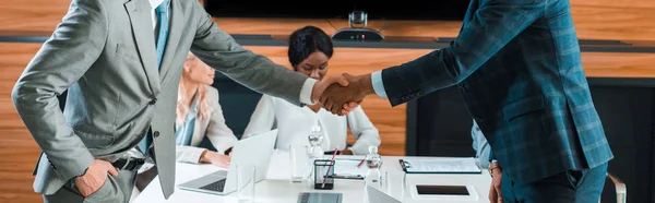 Cropped View Two Businessmen Shaking Hands Multicultural Colleagues Sitting Conference — Stock Photo, Image
