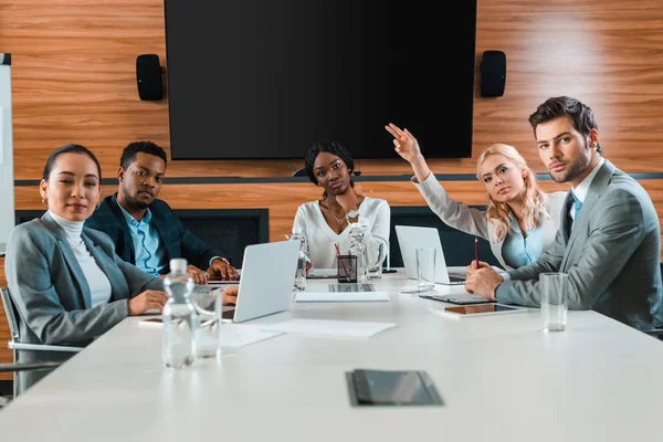 Junge Geschäftsfrau Hebt Die Hand Während Sie Konferenzsaal Neben Multikulturellen — Stockfoto