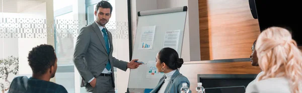 Panoramic Shot Young Businessman Pointing Hand Flipchart While Multicultural Colleagues — Stock Photo, Image