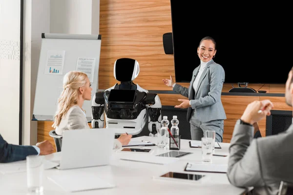 Smiling Asian Businesswoman Pointing Hands Robot While Talking Colleagues Conference — Stock Photo, Image
