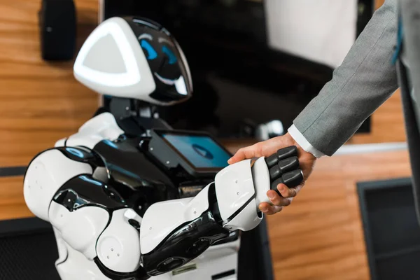 Vue Recadrée Homme Affaires Serrant Main Avec Robot Souriant Dans — Photo