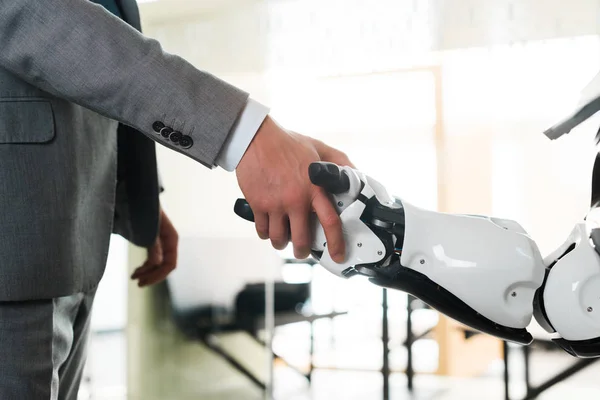 Bijgesneden Beeld Van Zakenman Robot Schudden Handen Het Kantoor — Stockfoto