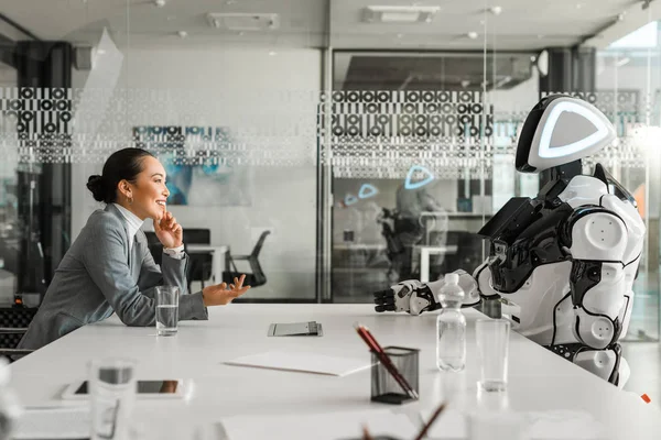 Vista Lateral Sorrir Asiático Empresária Falando Com Robô Salão Conferência — Fotografia de Stock