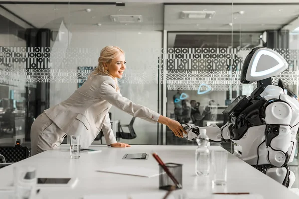 Mujer Negocios Sonriente Estrechando Mano Con Robot Sentado Escritorio Sala —  Fotos de Stock