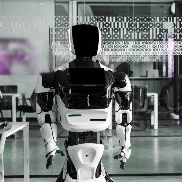 Modern Ofisin Konferans Salonunda Duran Insansı Robot — Stok fotoğraf