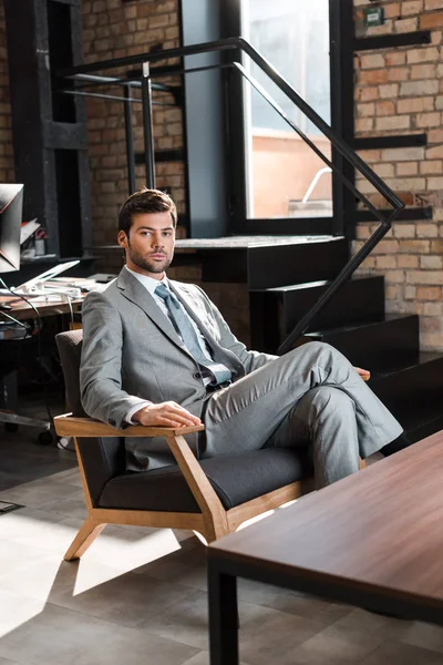 Joven Hombre Negocios Seguro Sentado Sillón Oficina Moderna — Foto de Stock