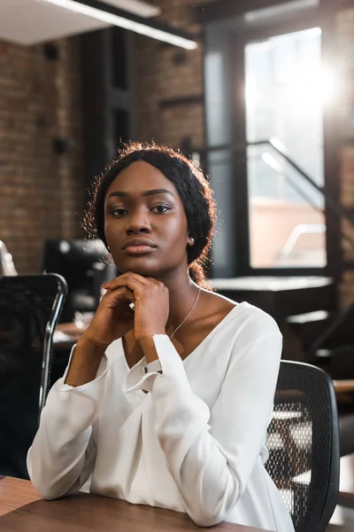 Töprengő Vonzó Afro Amerikai Üzletasszony Irodában Kamerába Néz — Stock Fotó