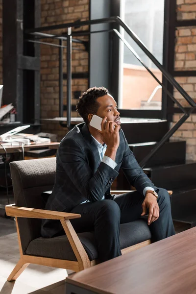 Pensativo Hombre Negocios Afroamericano Sentado Sillón Hablando Teléfono Inteligente Mirando — Foto de Stock