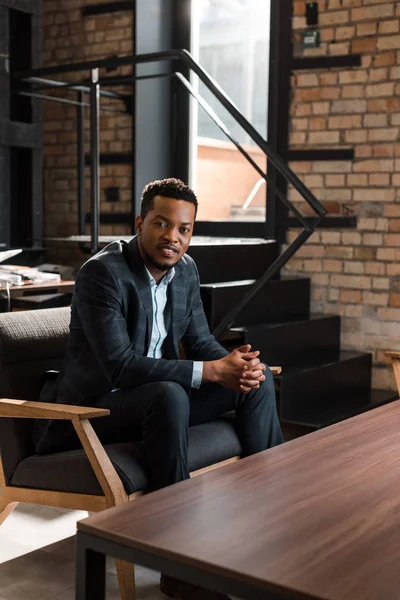 Pozytywny Afrykański Amerykański Biznesmen Siedzi Fotelu Uśmiecha Się Kamery — Zdjęcie stockowe