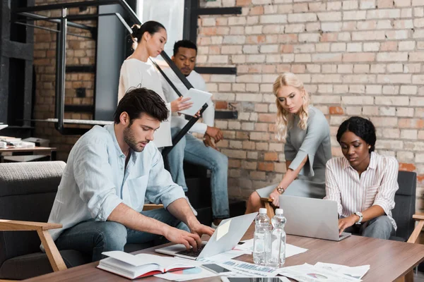 Young Serious Multicultural Businesspeople Using Gadgets Brainstorming Office — Stock Photo, Image