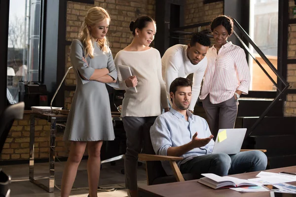 Empresários Multiculturais Pensativos Olhando Para Colega Sério Trabalhando Laptop — Fotografia de Stock